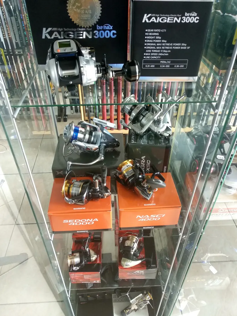 Glass case with Kaigen electric reels and spinning reels